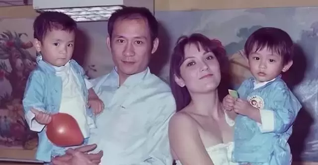 李家鼎施明丧礼风波再起，父子隔灵堂对峙曝七年赡养争议 _ 资讯配图