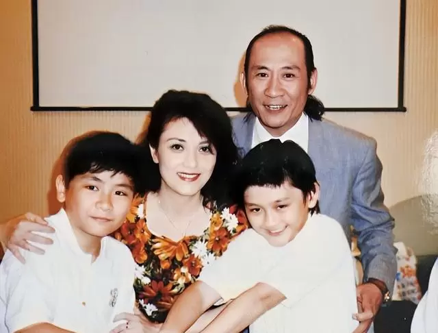 李家鼎施明丧礼风波再起，父子隔灵堂对峙曝七年赡养争议 _ 现场图