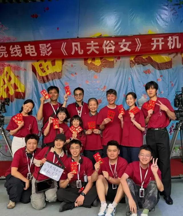 胡定欣离巢TVB签约内地电影项目，搭档鲍起静太保主演新片 _ 现场图