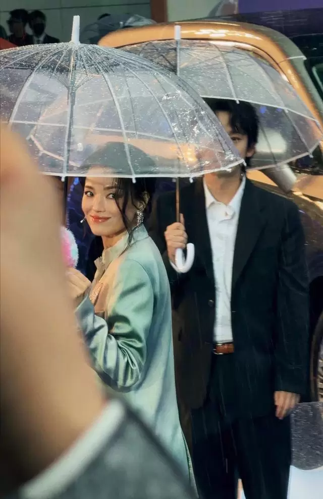 北影节红毯雨夜突围：高圆圆生图刷屏、于适黄渤新片暗线铺陈、社畜造型引爆共情 _ 现场图