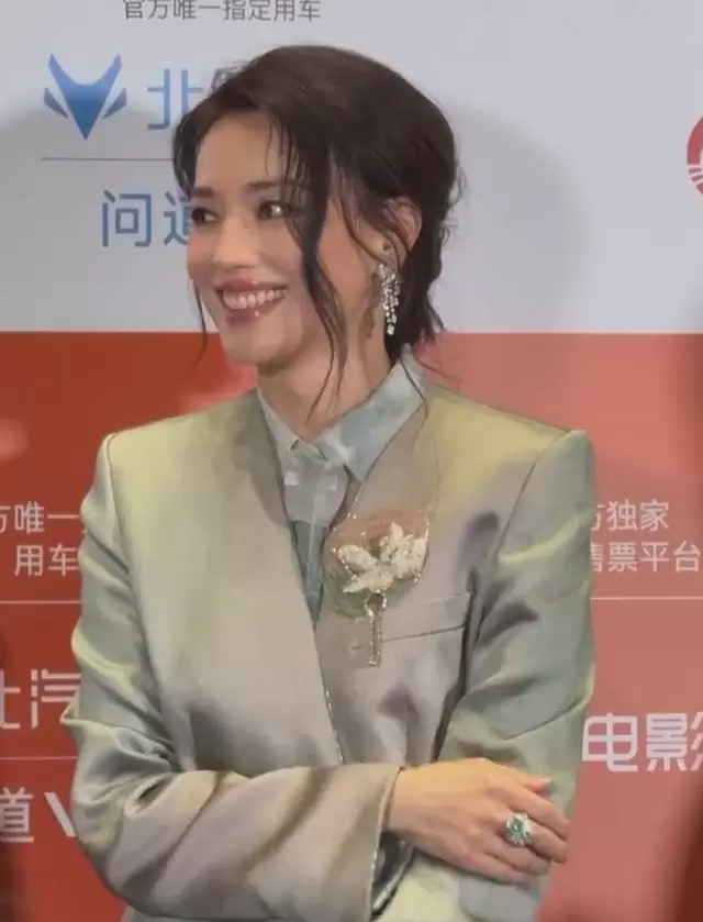 北影节红毯雨夜突围：高圆圆生图刷屏、于适黄渤新片暗线铺陈、社畜造型引爆共情 _ 资讯配图