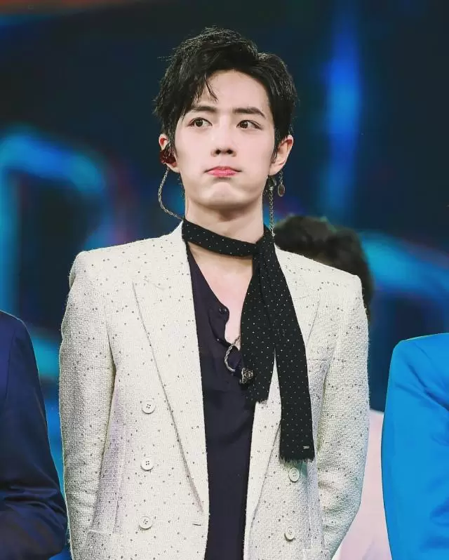 肖战凭《得闲谨制》获北影节最受大学生欢迎男演员 _ 现场图