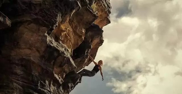 查理兹·塞隆主演《巅峰猎杀》定档2026年4月24日上线Netflix _ 剧情画面