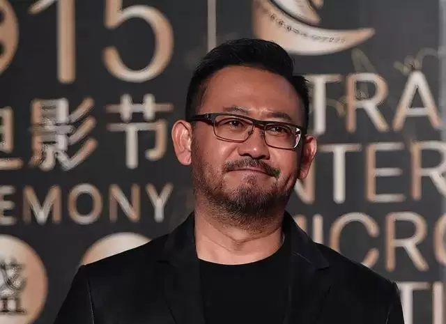 姜武出演张雪微短剧引年龄争议，《有梦就去追》上线即现真实感错位 _ 资讯配图