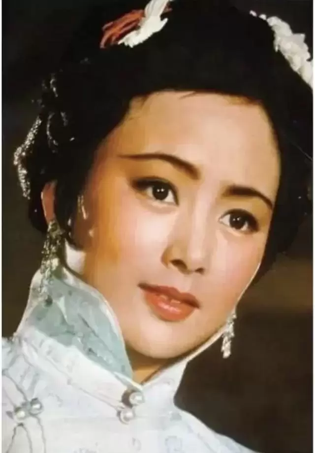 1982年电影《知音》中小凤仙形象考据：张瑜饰演与历史记载的艺格对照 _ 现场图